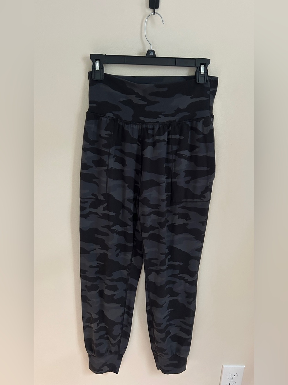 Athleta Salutation Camo Joggers Black Gray Size S High Rise Pockets Repaired